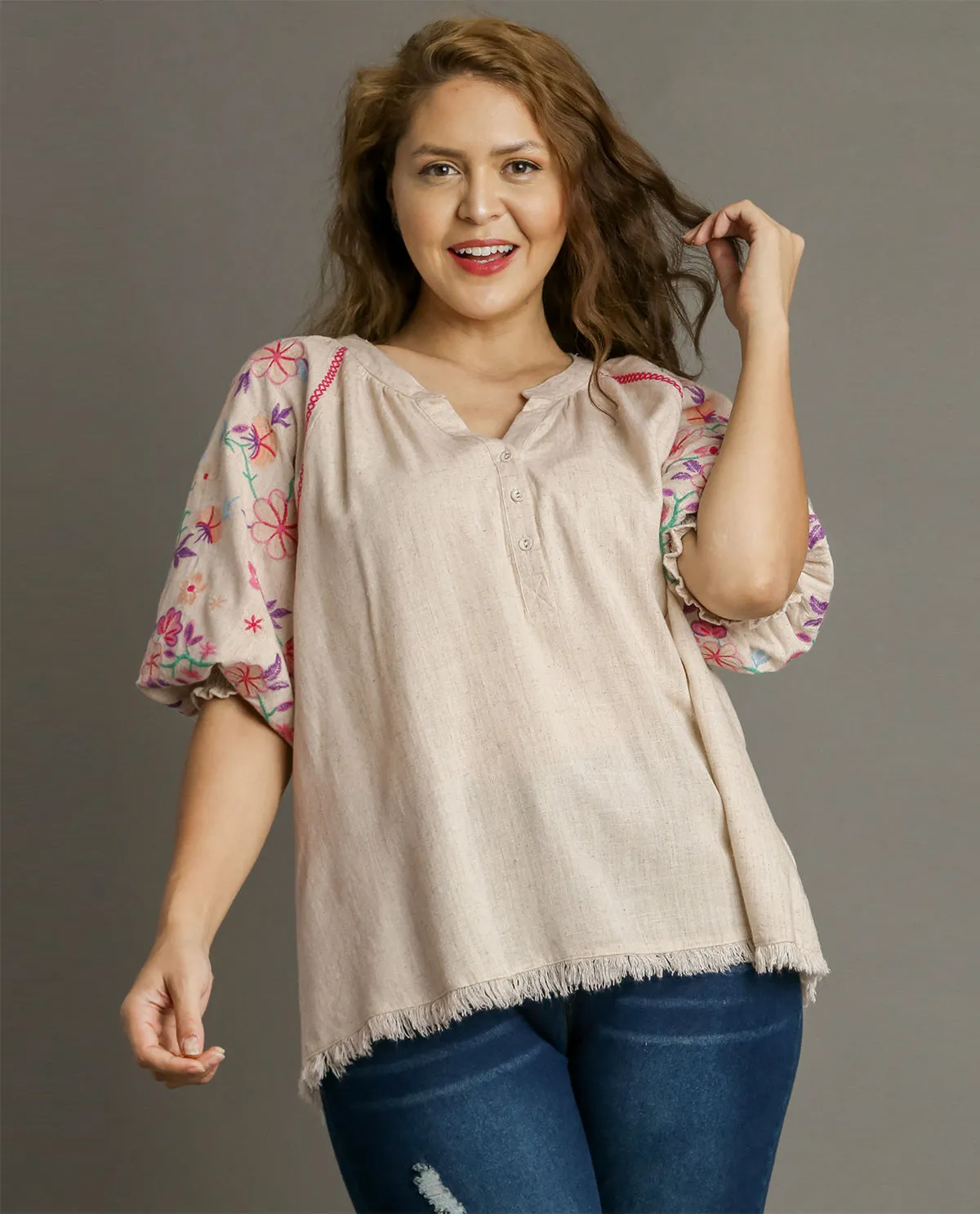 PLUS Mid Button-Down Embroidery Sleeve Top